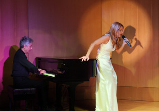 Η Εύα Κοτανίδη μας συστήνει την Dalida λίγο πριν την υποδυθεί στη σκηνή