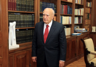 Κάρολος Παπούλιας – Η πολιτική του πορεία στο υπουργείο Εξωτερικών