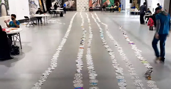 Καναδάς – Έφτιαξαν αλυσίδα με 2.190 χάρτινες χιονονιφάδες, ύψους 404 μέτρων και μπήκαν στο βιβλίο Γκίνες