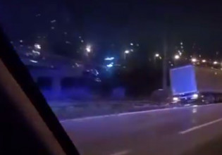 Θεσσαλονίκη – Νταλίκα χτύπησε στα προστατευτικά κιγκλιδώματα και ανετράπη