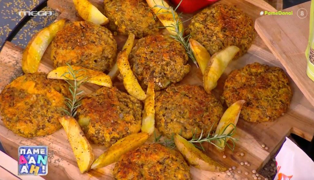 Ανατρεπτική συνταγή – Ο Τίμος Ζαχαράτος ετοιμάζει κεφτεδάκια από φακές με μους φέτας