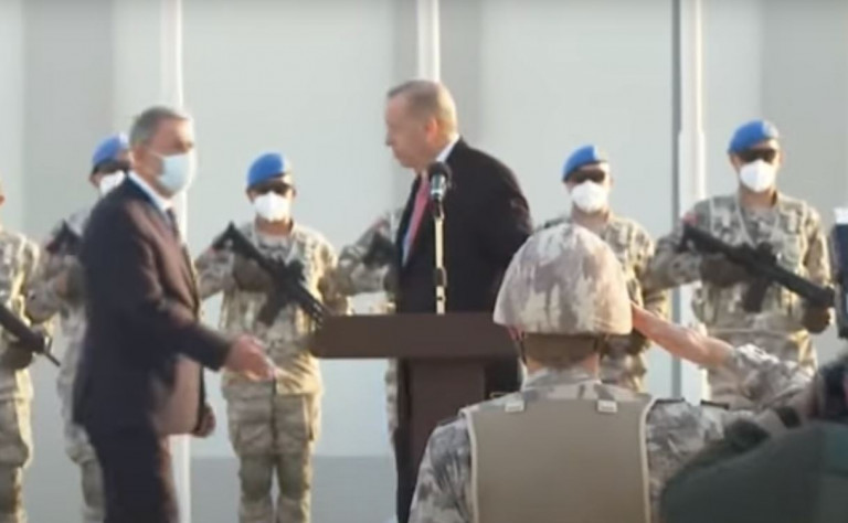 Ερντογάν – Αναζωπυρώνονται τα σενάρια για την υγεία του –  Ξέχασε τι ήθελε να πει και του το θύμισε ο Ακάρ