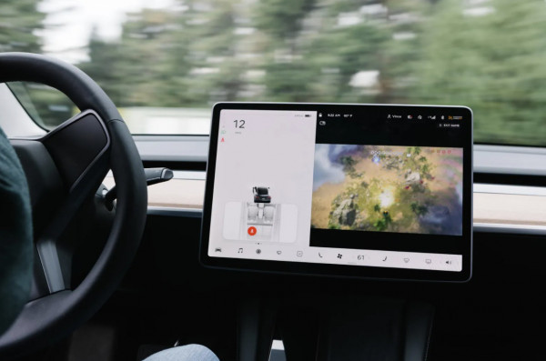 Tesla – Έρευνα μετά την αποκάλυψη ότι οι οδηγοί μπορούν να παίζουν βιντεοπαιχνίδια εν κινήσει