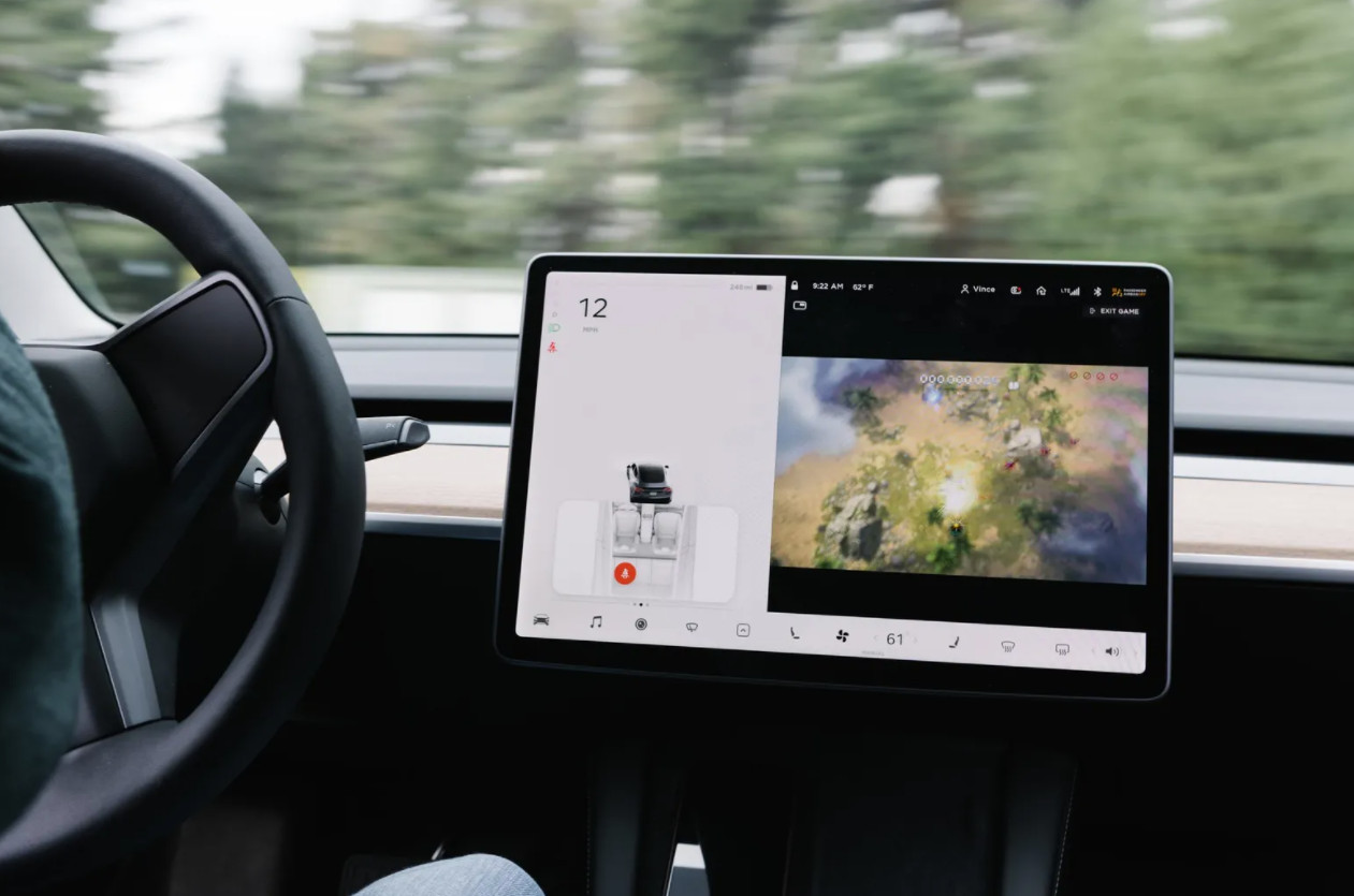 Tesla - Έρευνα μετά την αποκάλυψη ότι οι οδηγοί μπορούν να παίζουν βιντεοπαιχνίδια εν κινήσει