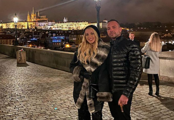 Σπυροπούλου και Σταθοκωστόπουλος μας δείχνουν αγκαλιά τη χιονισμένη Πράγα