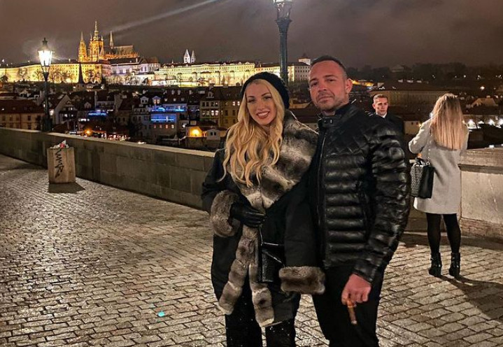 Σπυροπούλου και Σταθοκωστόπουλος μας δείχνουν αγκαλιά τη χιονισμένη Πράγα