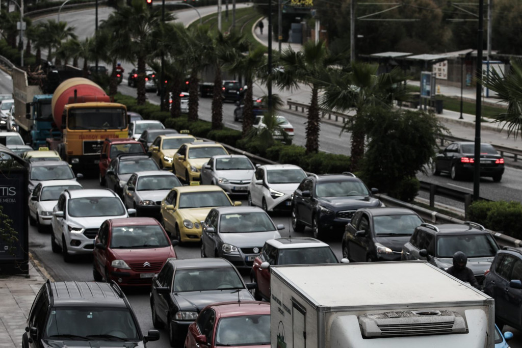 Κίνηση τώρα – Στο «κόκκινο» οι περισσότεροι δρόμοι της Αθήνας – Που θα συναντήσετε μποτιλιάρισμα