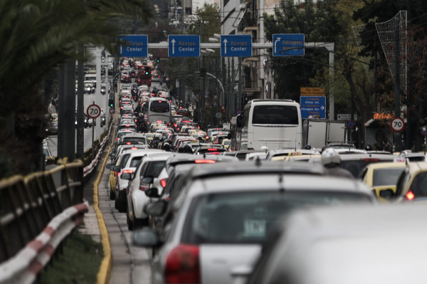 Κίνηση τώρα – Χάος στους δρόμους της Αθήνας – Πού παρατηρούνται τεράστιες ουρές