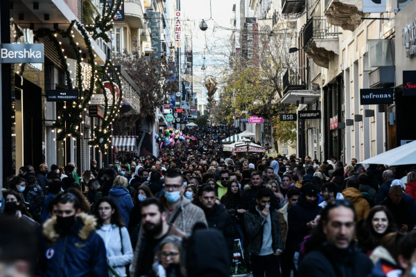 Κοροναϊός – Η Όμικρον δεν διαχωρίζει εμβολιασμένους και ανεμβολίαστους – Mέτρα για όλους για να μην φέρει ο Αι Βασίλης… lockdown