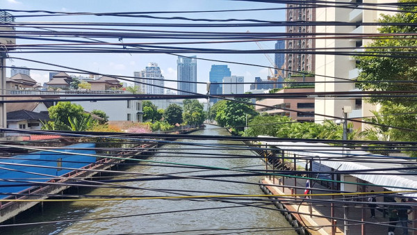 Ράσελ Κρόου – Θα σώσει ο σταρ την Μπανγκόκ από τα καλώδια;