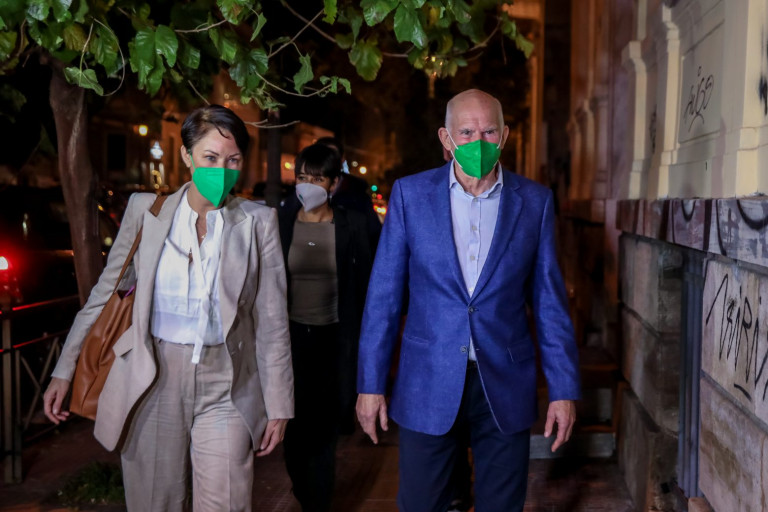 Εκλογές ΚΙΝΑΛ – Παραδέχτηκε την ήττα του ο Παπανδρέου – Τηλεφώνησε για συγχαρητήρια στον Ανδρουλάκη