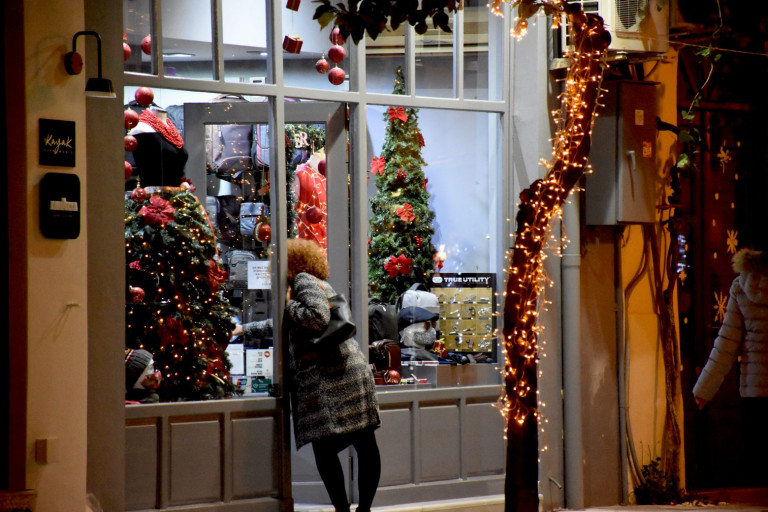 Εορταστικό ωράριο – Ανοιχτά τα καταστήματα τις Κυριακές 12 και 19 Δεκεμβρίου