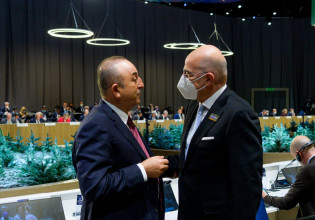 Σύντομη συνάντηση με τον Τσαβούσογλου είχε ο Δένδιας – Τι συζητήθηκε