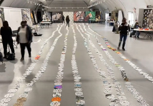 Αλυσίδα από 2.190 χάρτινες χιονονιφάδες καταρρίπτει το Ρεκόρ Γκίνες