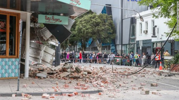 Ινδονησία – Iσχυρός σεισμός 7,6 Ρίχτερ – Προειδοποιήσεις για τσουνάμι