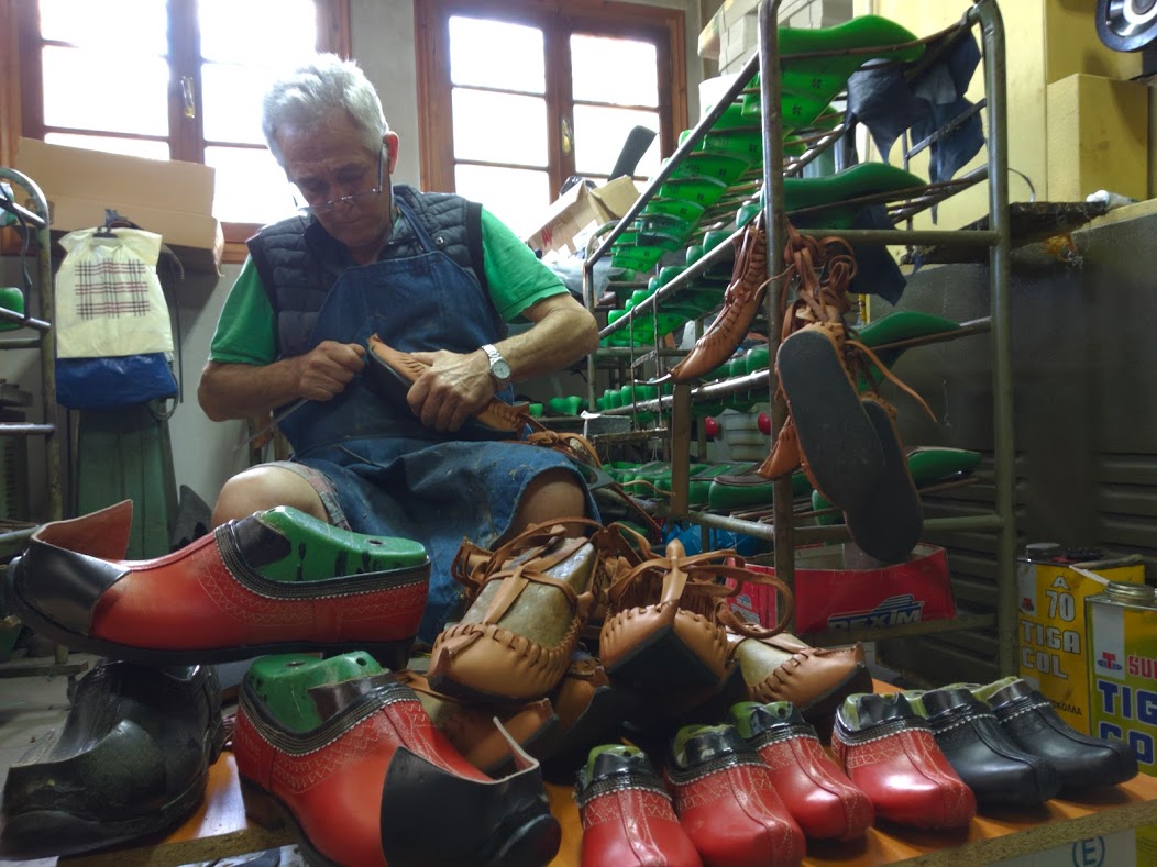 Καρδίτσα – Εργαστήριο παραδοσιακών υποδημάτων φτιάχνει από τσαρούχια μέχρι κρητικά στιβάνια