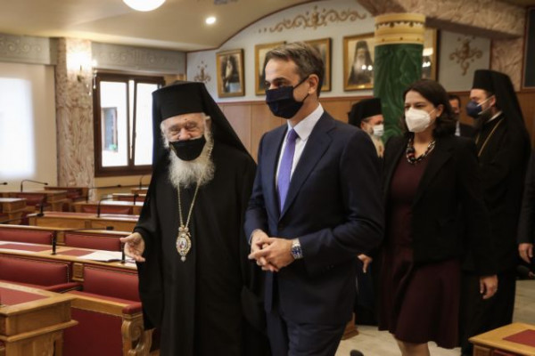 Mitsotakis attends Holy Synod meeting to discuss Christmas services, urge faithful to be vaccinated