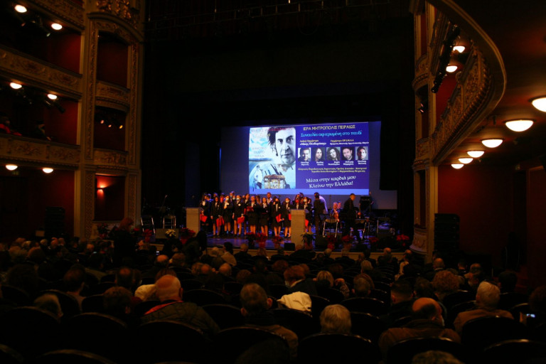 «Μέσα στην καρδιά μου κλείνω την Ελλάδα» – Ο Μώραλης στη συναυλία της Ιεράς Μητροπόλεως Πειραιώς