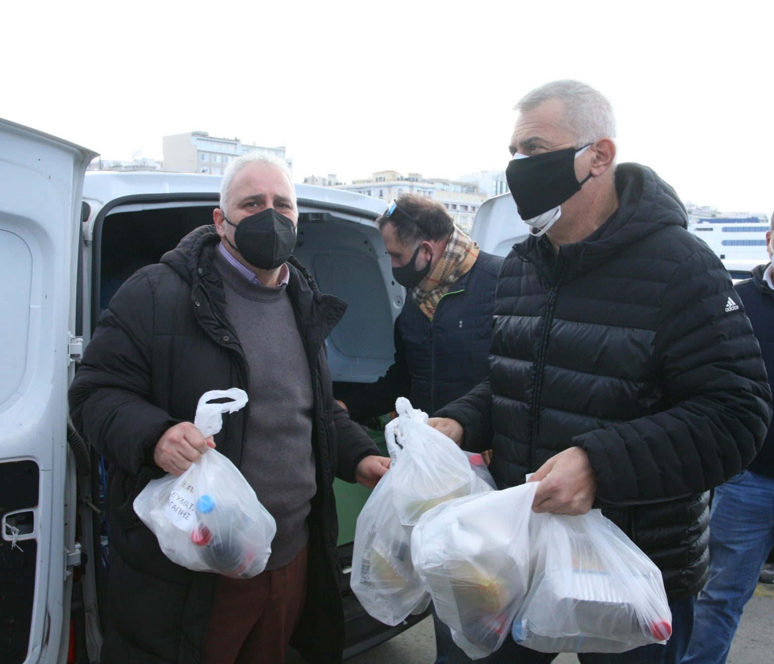 Δήμος Πειραιά - Χιλιάδες γεύματα αγάπης στους άστεγους-«Κανένας μόνος ιδίως τις γιορτές»