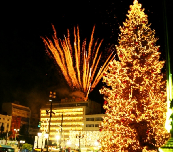 Πειραιάς – Ο Γιάννης Μώραλης φωταγώγησε το Χριστουγεννιάτικο δέντρο στο Δημοτικό Θέατρο