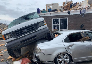 ΗΠΑ – Στους 100 ανεβαίνει ο αριθμός των νεκρών από τους ανεμοστρόβιλους