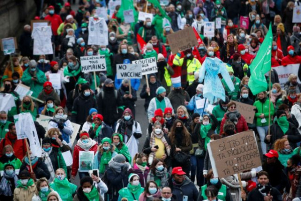 Βρυξέλλες – Διαμαρτυρία των ανεμβολίαστων υγειονομικών – Τι ζητούν από την κυβέρνηση