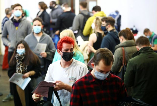 Ομικρον – Συμπτώματα ίδια με του κρυολογήματος εκδηλώνει η νέα παραλλαγή – Δείτε ποια είναι