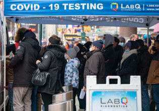 ΗΠΑ – Εκτοξεύονται οι μολύνσεις – Τι είπε ο Φάουτσι για 4η δόση