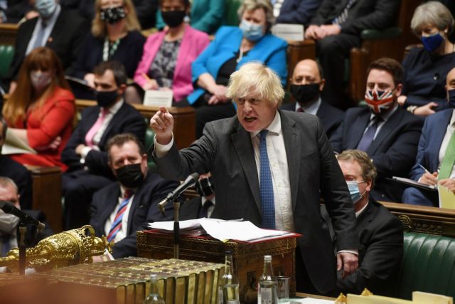 Μπόρις Τζόνσον – Η φωτογραφία με παρέα και κρασί που «καίει» τον βρετανό πρωθυπουργό