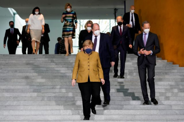 Μέρκελ – Κόκκινα τριαντάφυλλα και πανκ τραγούδι στην τελετή αποχαιρετισμού της