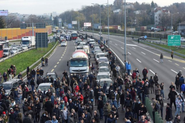 Σερβία – Καταλήψεις δρόμων σε όλη τη χώρα – Μεγάλες διαδηλώσεις για το περιβάλλον