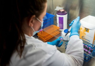 Παραλλαγή Όμικρον – Αυτά είναι τα πρώτα εργαστηριακά δεδομένα – «Τα αντισώματα είναι 40 φορές λιγότερο αποτελεσματικά»