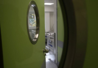 ΕΙΝΑΠ – Συνοδός ασθενούς που πέθανε από κοροναϊό προπηλάκισε γιατρό στο «Κωνσταντοπούλειο»