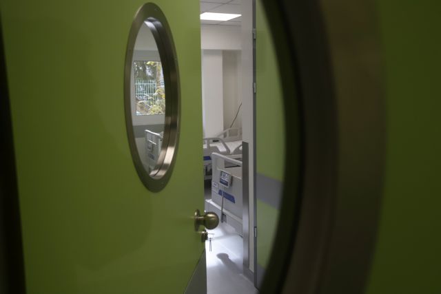 ΕΙΝΑΠ – Συνοδός ασθενούς που πέθανε από κοροναϊό προπηλάκισε γιατρό στο «Κωνσταντοπούλειο»