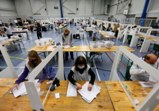 Βρετανία – Βαριά ήττα των Τόρις στην εκλογική διαδικασία σε μέχρι πρότινος οχυρό τους