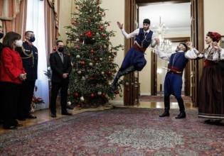 Σακελλαροπούλου – Έψαλαν στην ΠτΔ τα κάλαντα των Χριστουγέννων