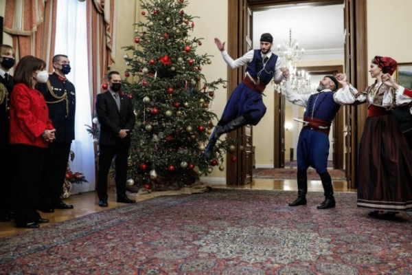 Σακελλαροπούλου – Έψαλαν στην ΠτΔ τα κάλαντα των Χριστουγέννων