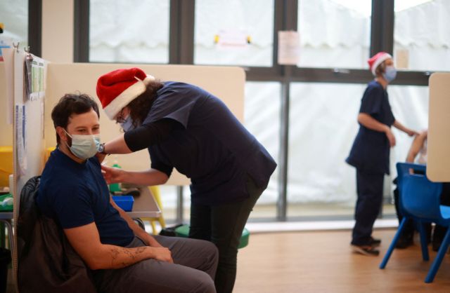 Βρετανία - Κοσμοσυρροή στα εμβολιαστικά κέντρα ανήμερα των Χριστουγέννων λόγω Όμικρον