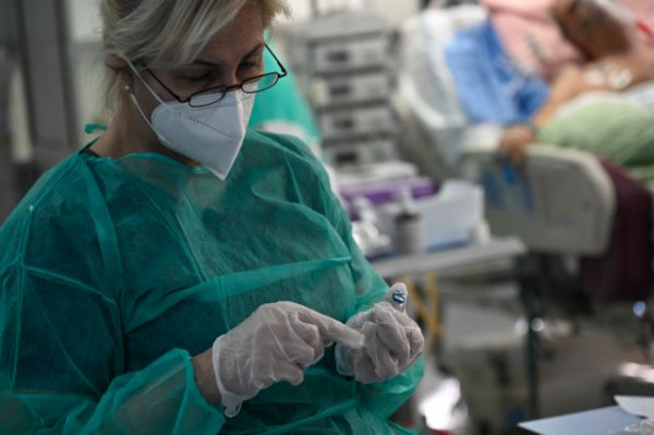 Κοροναϊός – Πέθανε ανεμβολίαστος 47χρονος στην Κοζάνη – Νόσησαν η σύζυγος και το μωρό τους