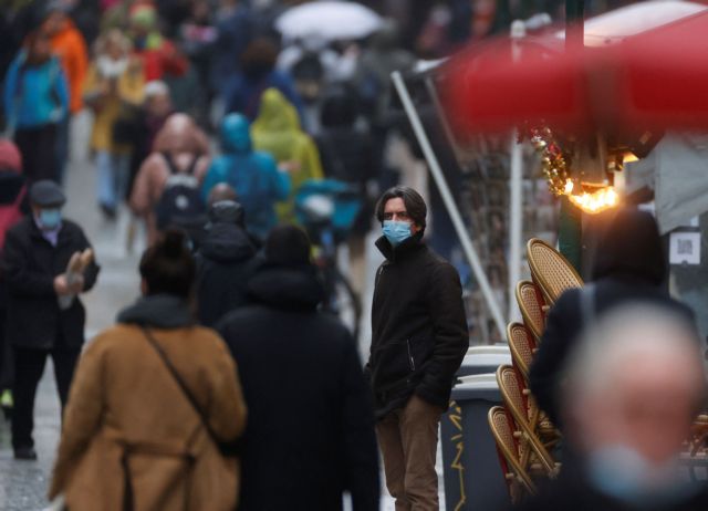 Γαλλία - Υποχρεωτική χρήση μάσκας απέναντι στο «τσουνάμι» της Όμικρον