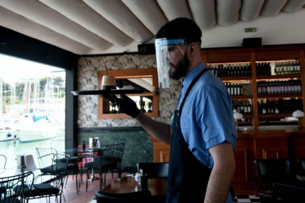 Κρήτη – Λουκέτο και πρόστιμα σε δύο καφετέριες – Είχαν πελάτες χωρίς τα απαιτούμενα έγγραφα