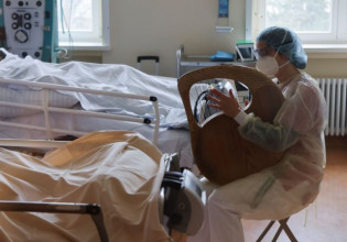 Κοροναϊός – Καμένη γη αφήνει πίσω της Δέλτα – Σε 100 νεκρούς καθημερινά πατά η Ομικρον