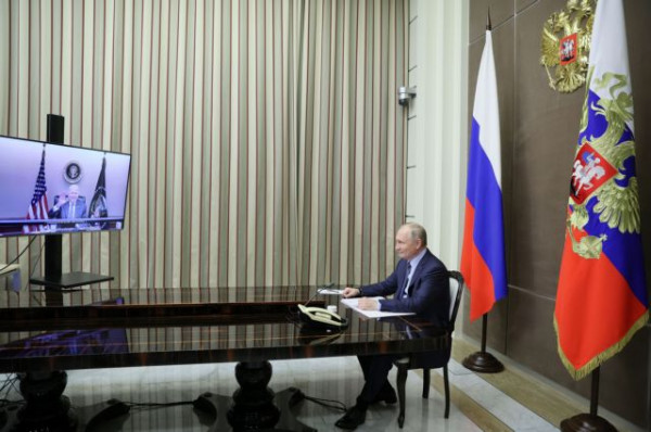 Πούτιν – Μπάιντεν: Αρχισαν οι συνομιλίες με φόντο την ένταση στην Ουκρανία
