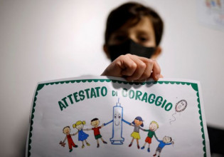 Ιταλία – Δεν αποκλείουν τον εμβολιασμό ακόμη και μωρών – Στα ύψη τα κρούσματα