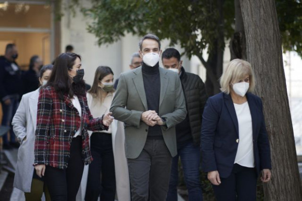 Κυριάκος Μητσοτάκης – Με την κόρη του άκουσε τα κάλαντα από τα παιδιά της Παιδόπολης «Αγιος Ανδρέας»