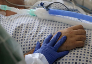 Ομικρον – Κατάσταση συναγερμού στη Γαλλία – Ακυρώνει ταξίδι ο Μακρόν, αλλάζει το υγειονομικό πάσο