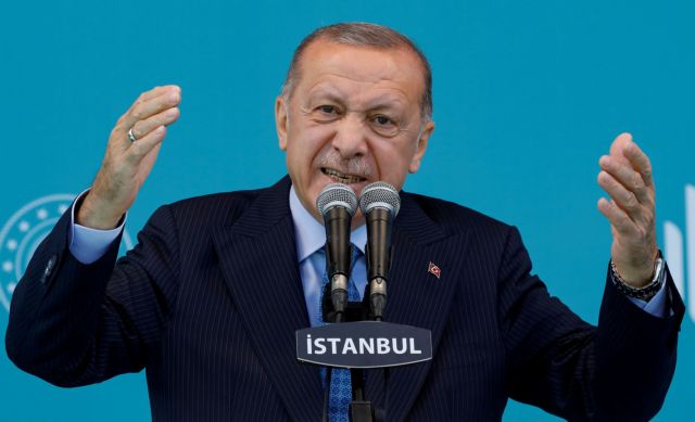 Τουρκία: Η οικονομία καταρρέει και ο Ερντογάν διαφημίζει την κυβέρνησή του