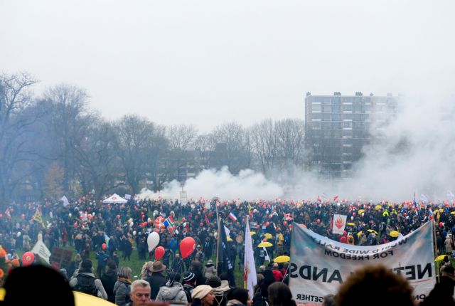 Ολλανδία - Χιλιάδες στους δρόμους κατά των περιοριστικών μέτρων