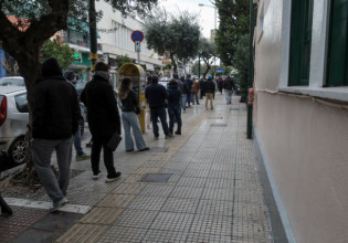 Κοροναϊός – Το αδιαχώρητο έξω από διαγνωστικά κέντρα – Γιατί σπεύδουν οι εμβολιασμένοι