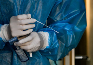 Κοροναϊός – Αυτά είναι τα βασικά συμπτώματα όσων έχουν την παραλλαγή Όμικρον